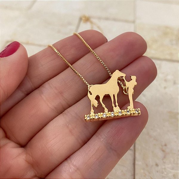 Gargantilha Feminina Mulher com Cavalo e Detalhes em Zircônia Banhada a Ouro 18K