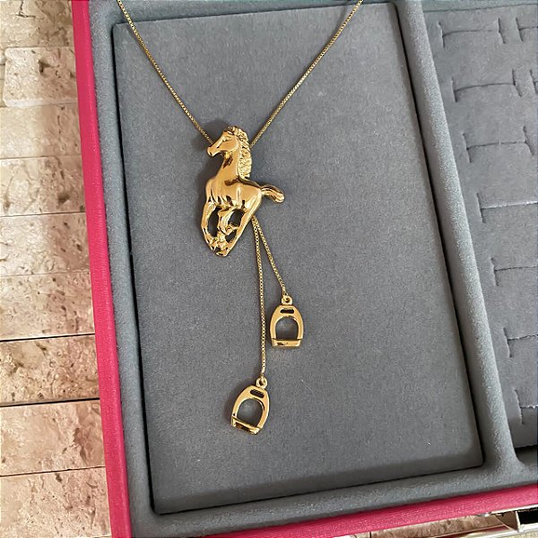 Colar Feminino Cavalo com Estribo Regulável Banhado a Ouro 18K