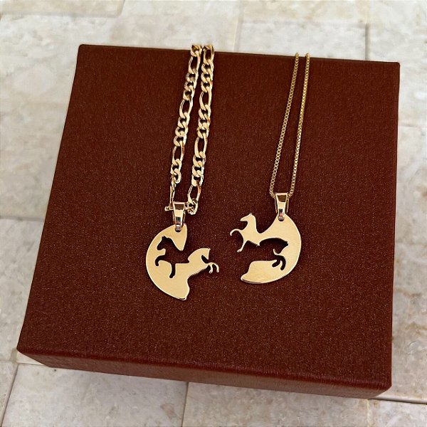 Colar Casal Cavalo Que Se Completa – Masculino e Feminino Banhados a Ouro 18K
