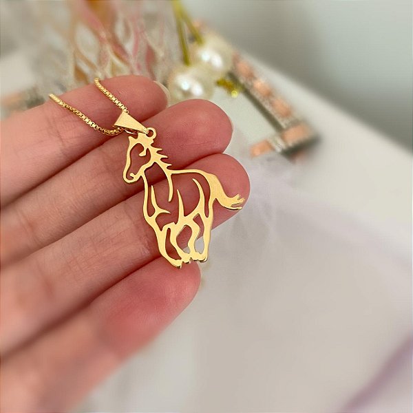 Colar Feminino Cavalo Correndo com Detalhes Vazados Banhado a Ouro 18K
