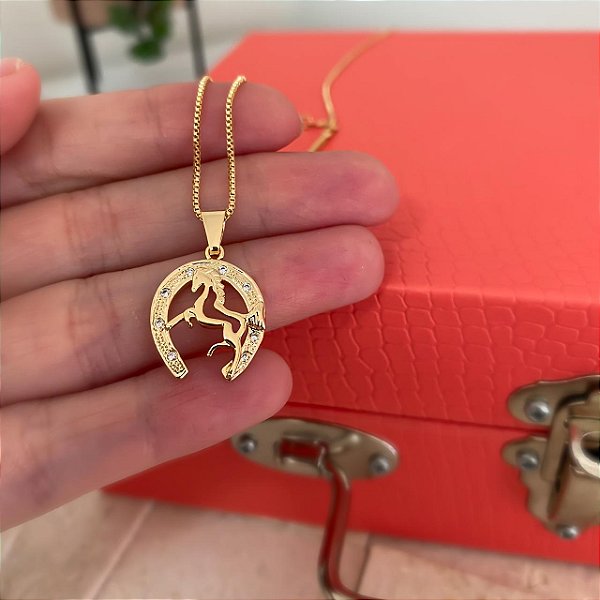 Colar Feminino Cavalo com Ferradura e Pedras de Zircônia Banhado a Ouro 18K