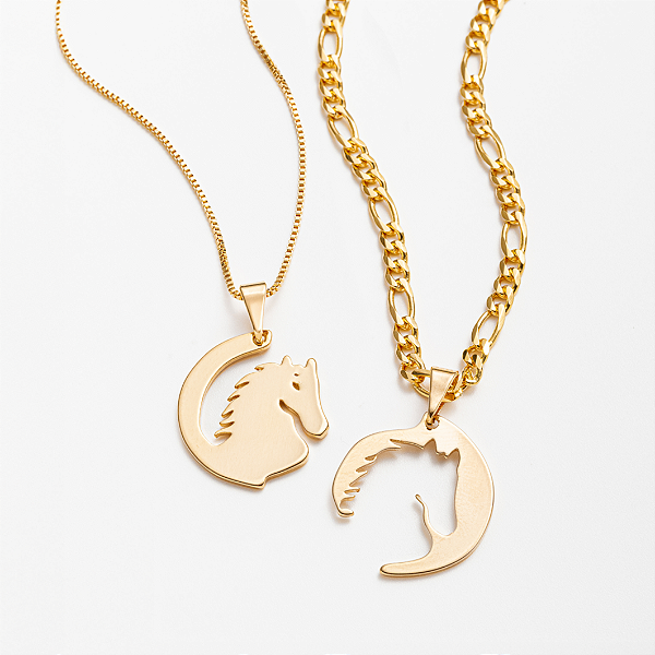 Colar Casal Cavalo – Pingentes que se Completam e Formam um Rosto de Cavalo Masculino e Feminino Banhados a Ouro 18K