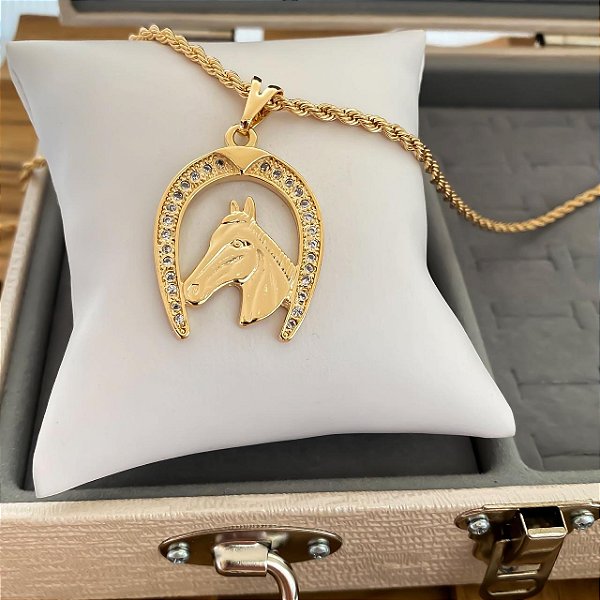 Colar Feminino Cavalo com Ferradura Cravejada no Cordão Baiano Banhado a Ouro 18K