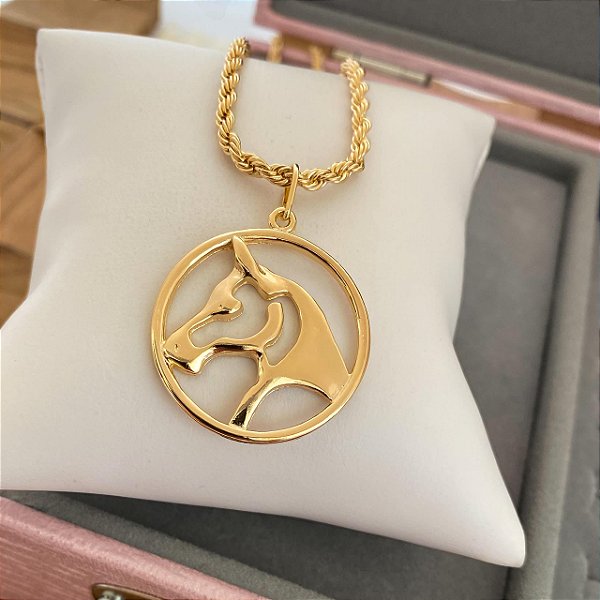 Colar Feminino Rosto de Cavalo no Círculo com Cordão Baiano Banhado a Ouro 18K