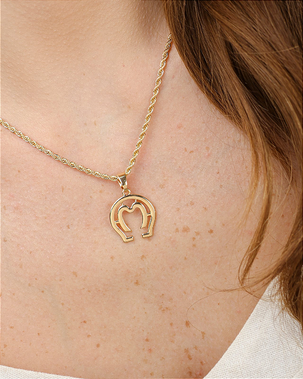Colar Feminino Símbolo Mangalarga Marchador no Cordão Baiano Banhado a Ouro 18K