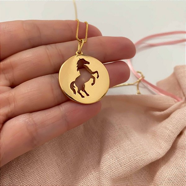 Colar Feminino Medalha Redonda com Cavalo Banhado a Ouro 18K