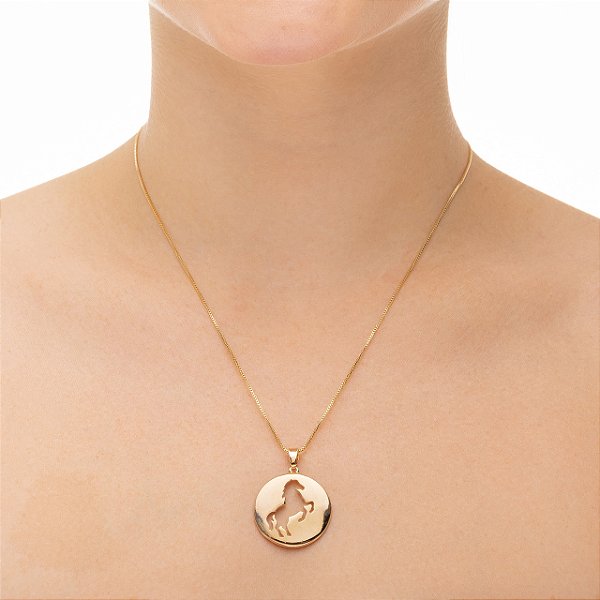 Colar Feminino Medalha Redonda com Cavalo Banhado a Ouro 18K