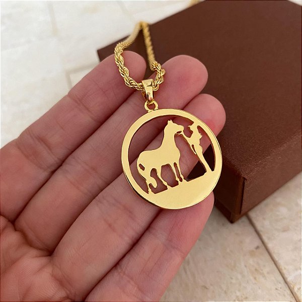 Colar Feminino Cowgirls e Cavalo com Cordão Baiano Banhado a Ouro 18K