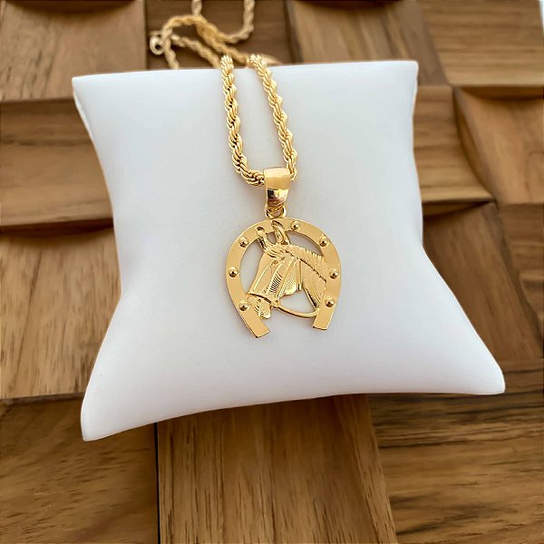 Colar Feminino Cavalo com Ferradura Elegante e Cordão Baiano Banhado a Ouro 18K