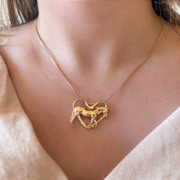 Colar Feminino Coração com Cavalo Elegante Banhado a Ouro 18K