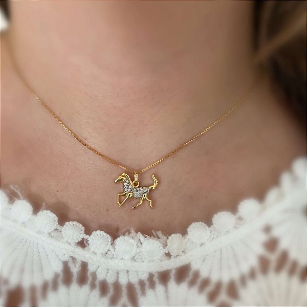 Colar Feminino Cavalo Inteiro Cravejado em Zircônia Banhado a Ouro 18K