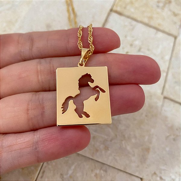 Colar Feminino Medalha Retangular Cavalo Banhado a Ouro 18K
