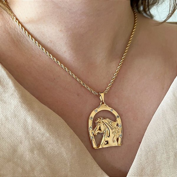Colar Feminino Cavalo e Ferradura Country com Cordão Baiano Banhado a Ouro 18K