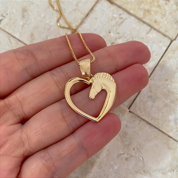 Colar Feminino Cavalo Formando um Coração Banhado a Ouro 18K