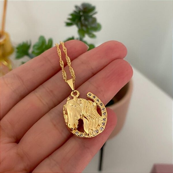 Colar Feminino Cavalo com Ferradura e Detalhes em Zircônias Banhado a Ouro 18K