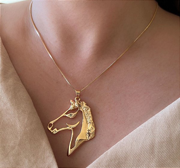 Colar Feminino Rosto de Cavalo Grande Banhado a Ouro 18K