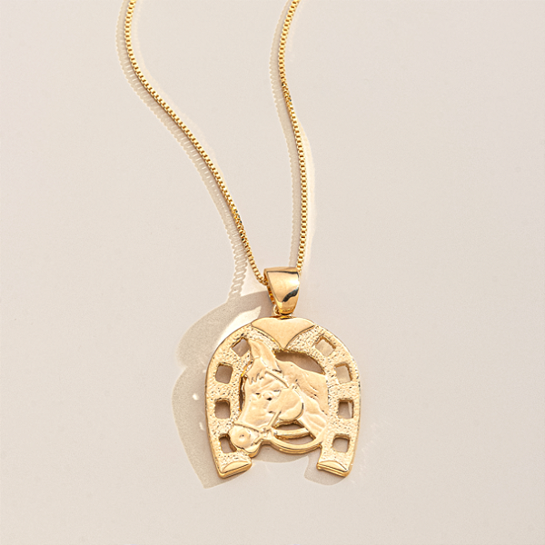 Colar Feminino Cavalo e Ferradura Nobre Banhado a Ouro 18K