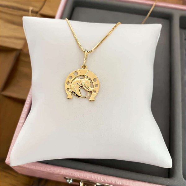 Colar Feminino Cavalo e Ferradura Delicadeza Equestre Banhado a Ouro 18K