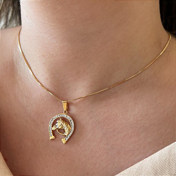 Colar Feminino Cavalo Chic com Ferradura em Ródio Branco Banhado a Ouro 18K