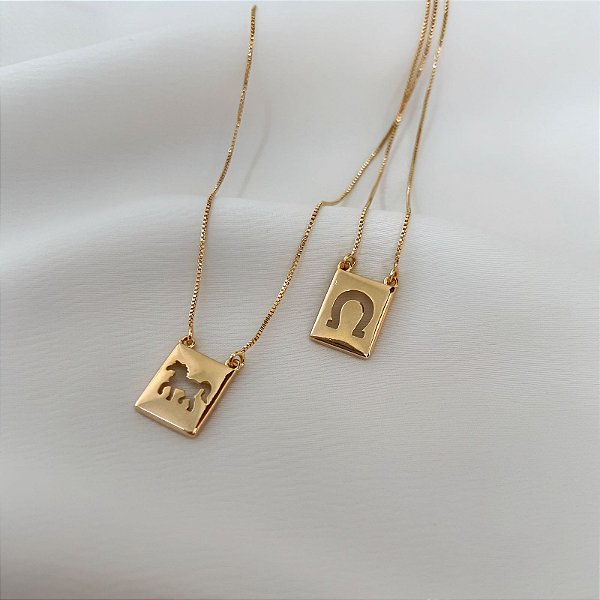 Escapulário Feminino Cavalo e Ferradura Banhado a Ouro 18K