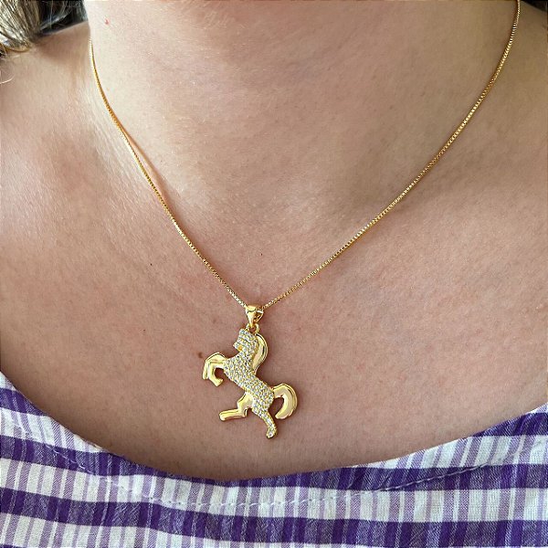 Colar Feminino Cavalo Charmoso com Zircônias Banhado a Ouro 18K
