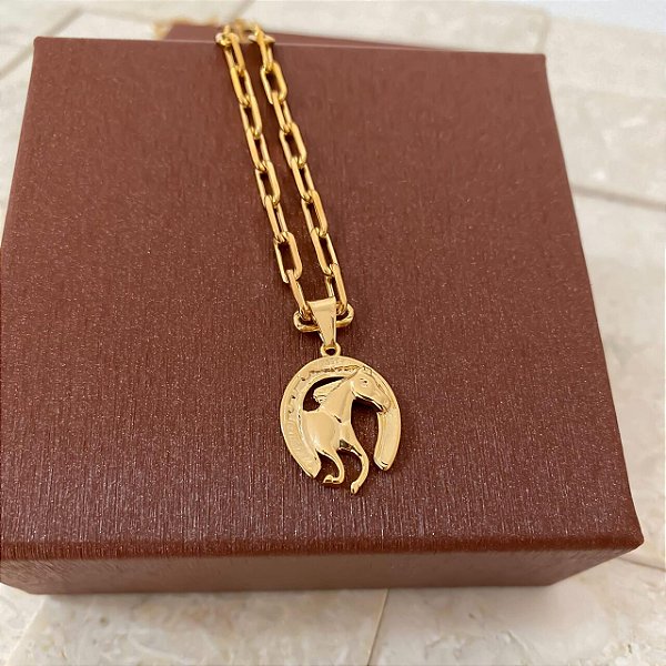 Colar Masculino Cavalo e Ferradura Elegância com Cordão Cartier Banhado a Ouro 18K