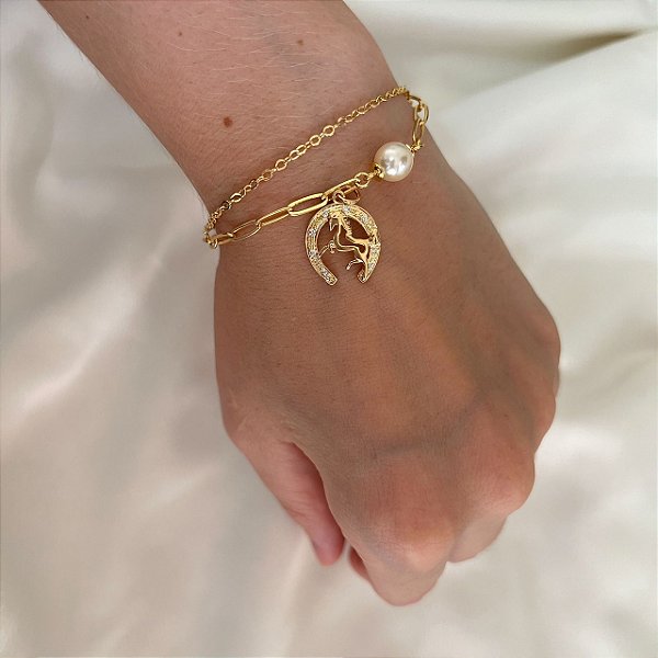 Pulseira Feminina Dupla com Pérolas, Cavalo e Ferradura Banhada a Ouro 18K