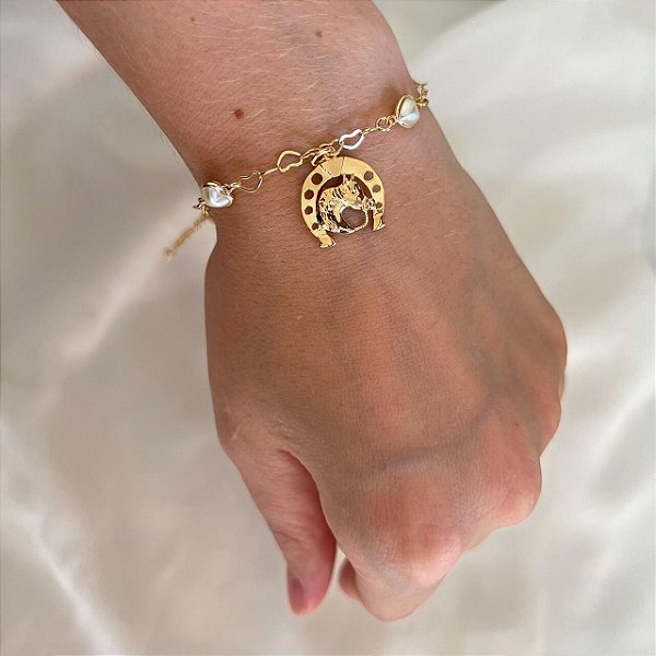 Pulseira Feminina Elo em Corações com Cavalo e Ferradura Banhada a Ouro 18K