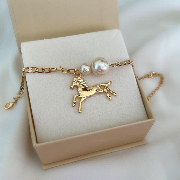 Pulseira Feminina Dupla de Pérolas com Cavalo Banhada a Ouro 18K