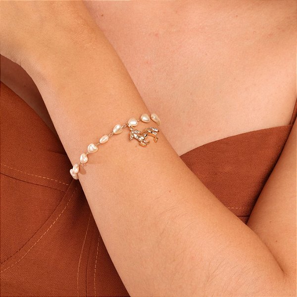 Pulseira Feminina Cavalo com Pérolas Banhada a Ouro 18k
