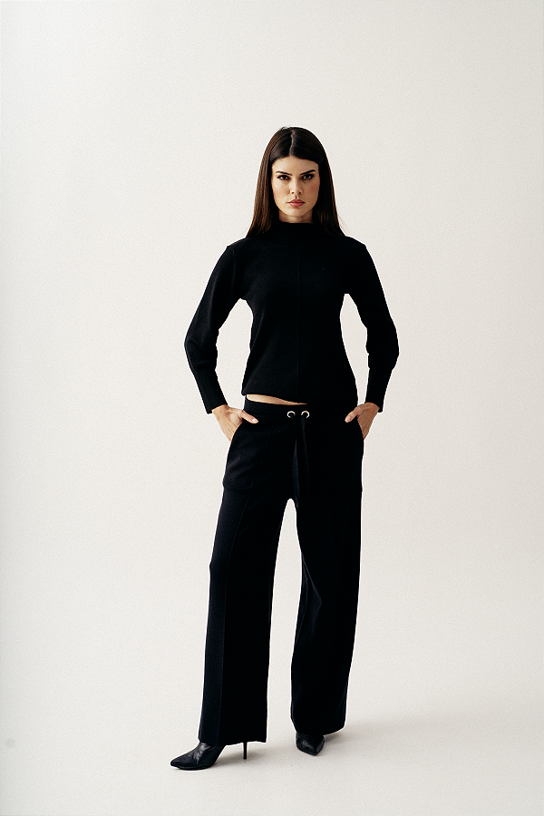 Blusa Básica Preta em Tricô com Ilhós nas Costas