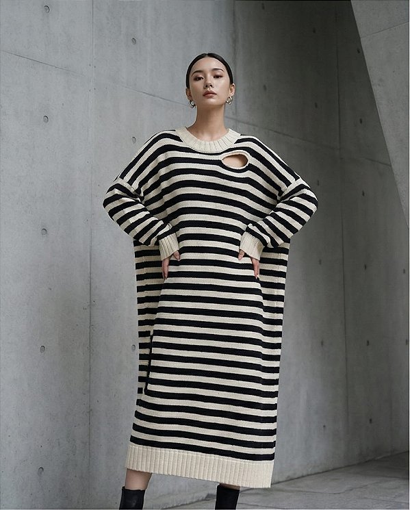 MAXI VESTIDO CONFORT LISTRADO DET. OMBRO (PRETO/OFF)