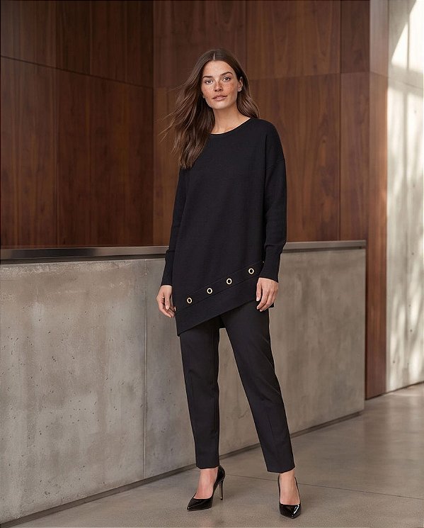 MAXI PULL EM TRICOT ASSIMETRICO COM ILHÓS (PRETO)