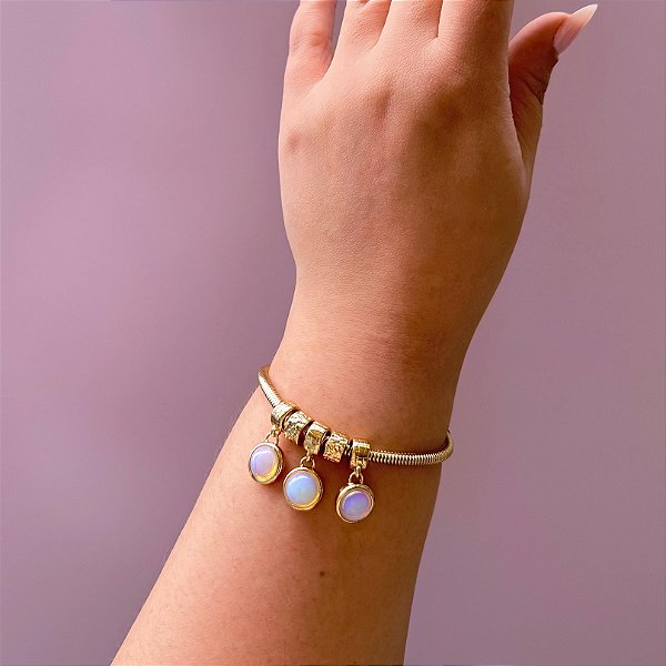 Pulseira Semijoia com Berloques e Pedra da Lua Sintética – Elegância e Charme | Banho de Ouro 18k