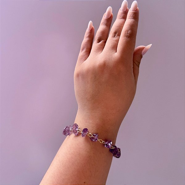 Pulseira Ametista com Elo Dourado – Intuição, Proteção e Serenidade