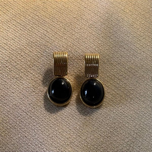 Brinco Semijoia Oval de Ágata Preta – Proteção e Estabilidade | Banho de Ouro 18k