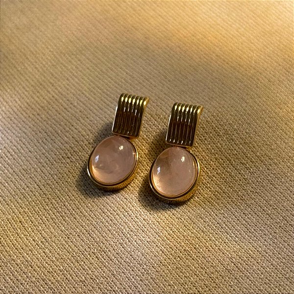 Brinco Semijoia Oval de Quartzo Rosa – Amor-Próprio e Cura Emocional | Banho de Ouro 18k