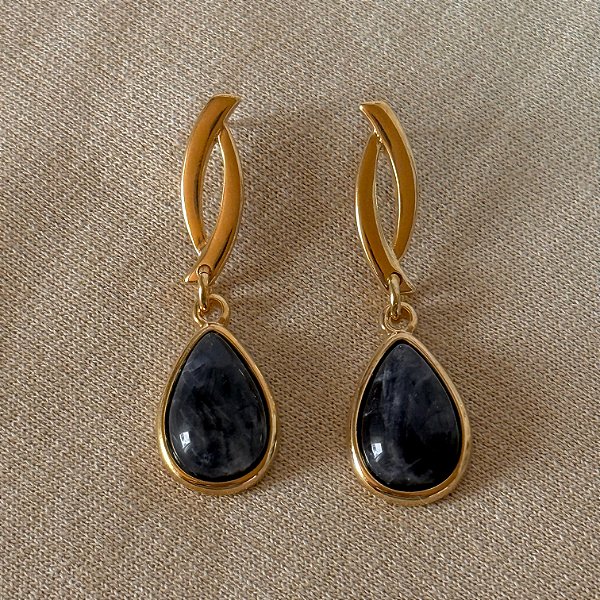 Brinco Semijoia Gota de Ônix Rajado Branco – Estilo e Força com Elegância | Banho de Ouro 18k