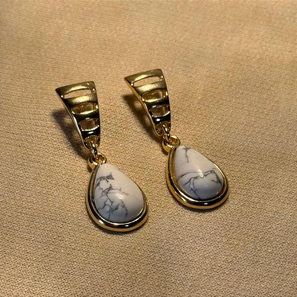 Brinco Semijoia Gota de Howlita – Equilíbrio e Paz Interior | Banho de Ouro 18k