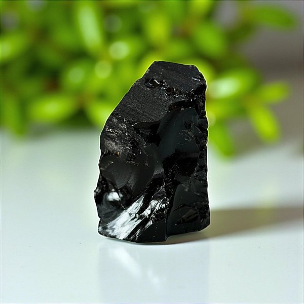 Obsidiana Preta Base Serrada – Proteção e Força Energética