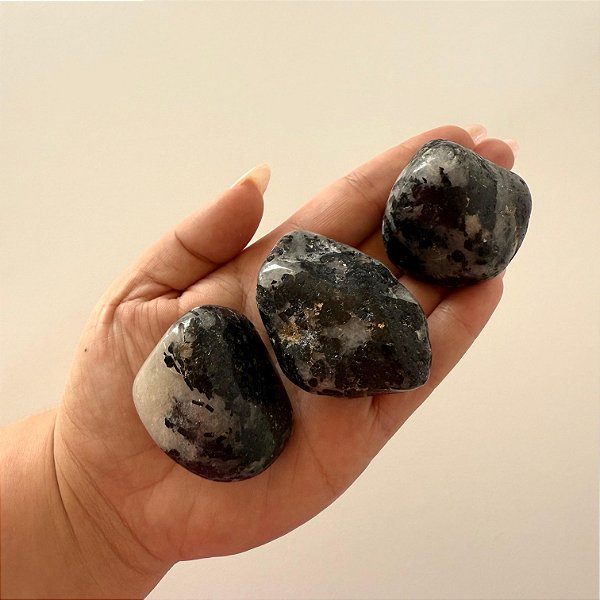 Turmalina Negra com Quartzo Branco – Pedra Rolada de Proteção e Clareza
