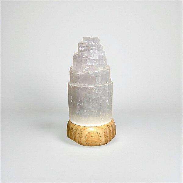 Luminária Torre de Selenita 15cm – Proteção, Limpeza Energética e Harmonia