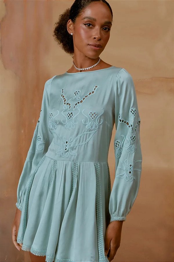 Vestido Curto Detalhe Rechilieu