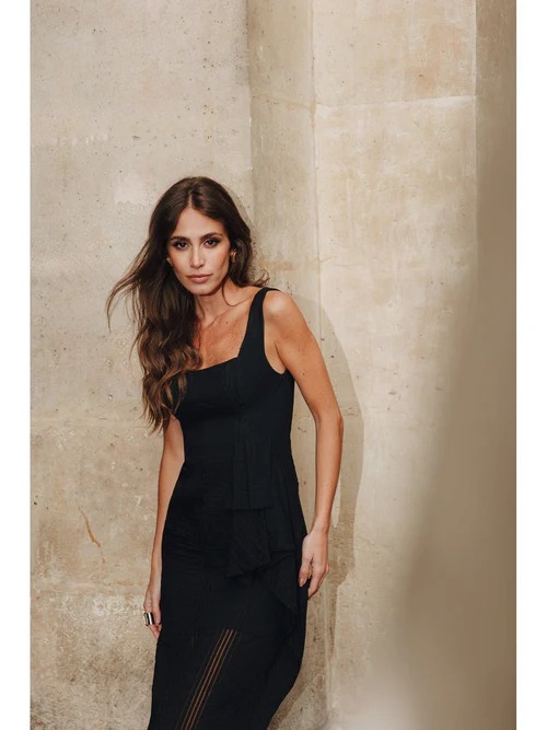 VESTIDO MIDI PRETO COM DECOTE QUADRADO