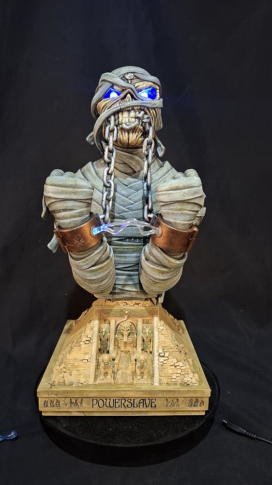 Iron maiden - Powerslave Eddie busto com 33cm altura led nos olhos e punhos 666