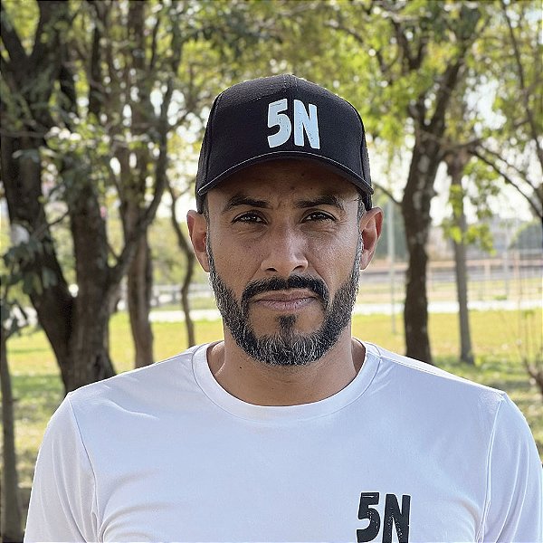 Boné Preto Clássico 5N – Estilo, Presença e Atitude