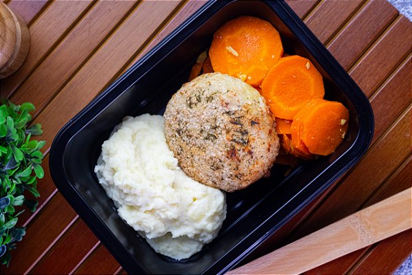 Hambúrguer de Frango Recheado com Alho Poró, Purê de Batata, Cenoura no Vapor - 300g