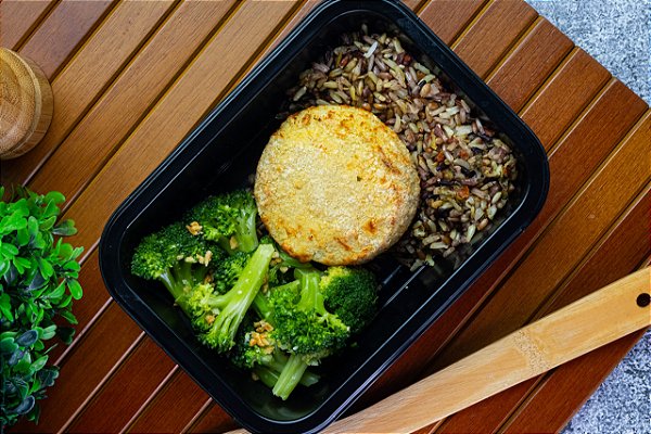 Hambúrguer de Frango Recheado com Catupiry, Arroz 7 Grãos e Brócolis - 300g