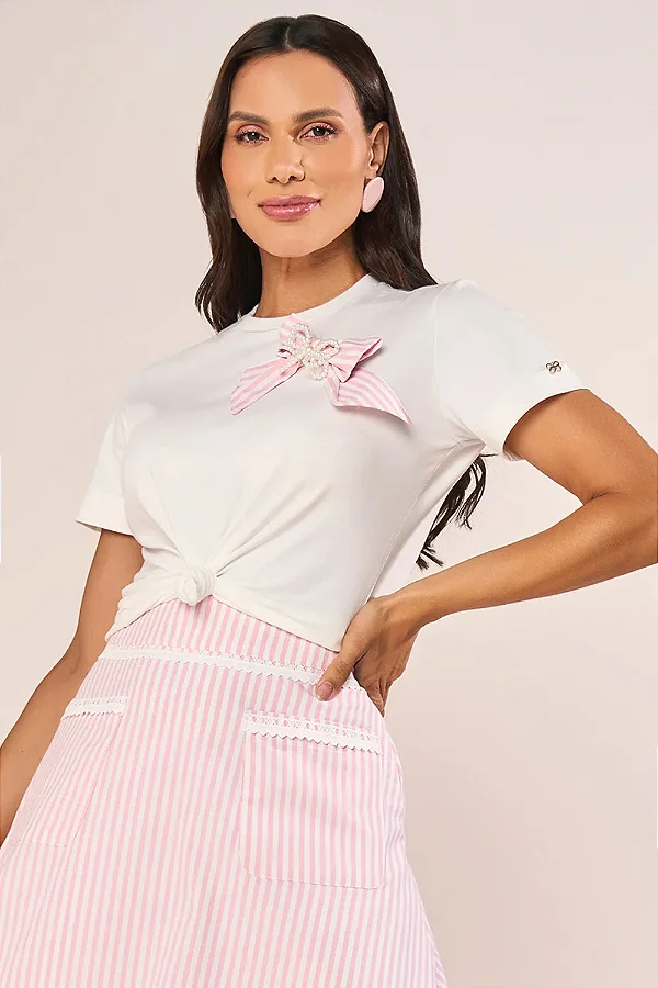 T-SHIRT COM APLICACAO DE LACAO E PEROLAS FASCINIUS