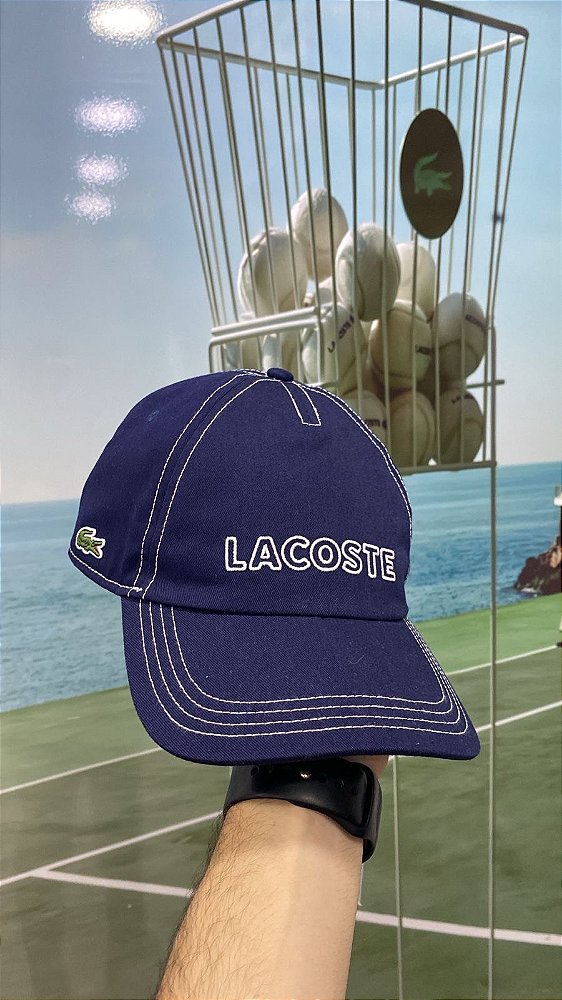 Boné Lacoste letreiro